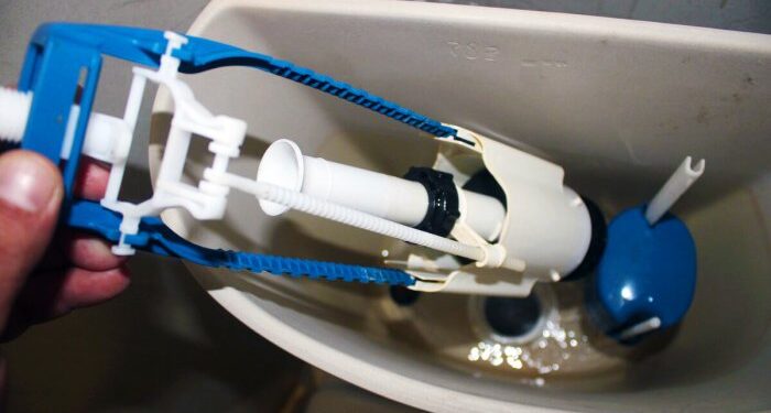 Как буквально за 2 минуты устранить течь воды в унитазе без замены деталей