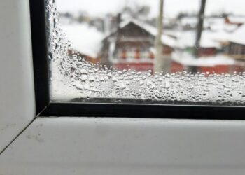 Как предотвратить появление конденсата на пластиковых окнах в своем доме