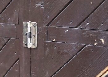 Как сделать дверную петлю с доводчиком 2 в 1