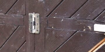 Как сделать дверную петлю с доводчиком 2 в 1