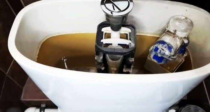 Как в два счета удалить известь и ржавчину из бачка унитаза