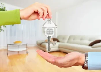 Какие данные можно запрашивать у арендаторов при посуточной аренде квартиры в Москве?