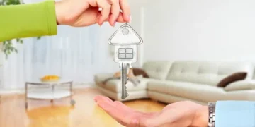 Какие данные можно запрашивать у арендаторов при посуточной аренде квартиры в Москве?