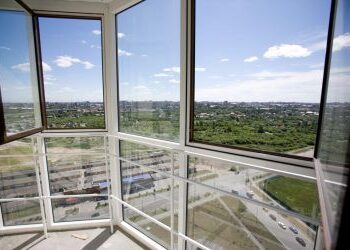 Классическое остекление балкона или панорамное (французское)