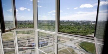 Классическое остекление балкона или панорамное (французское)