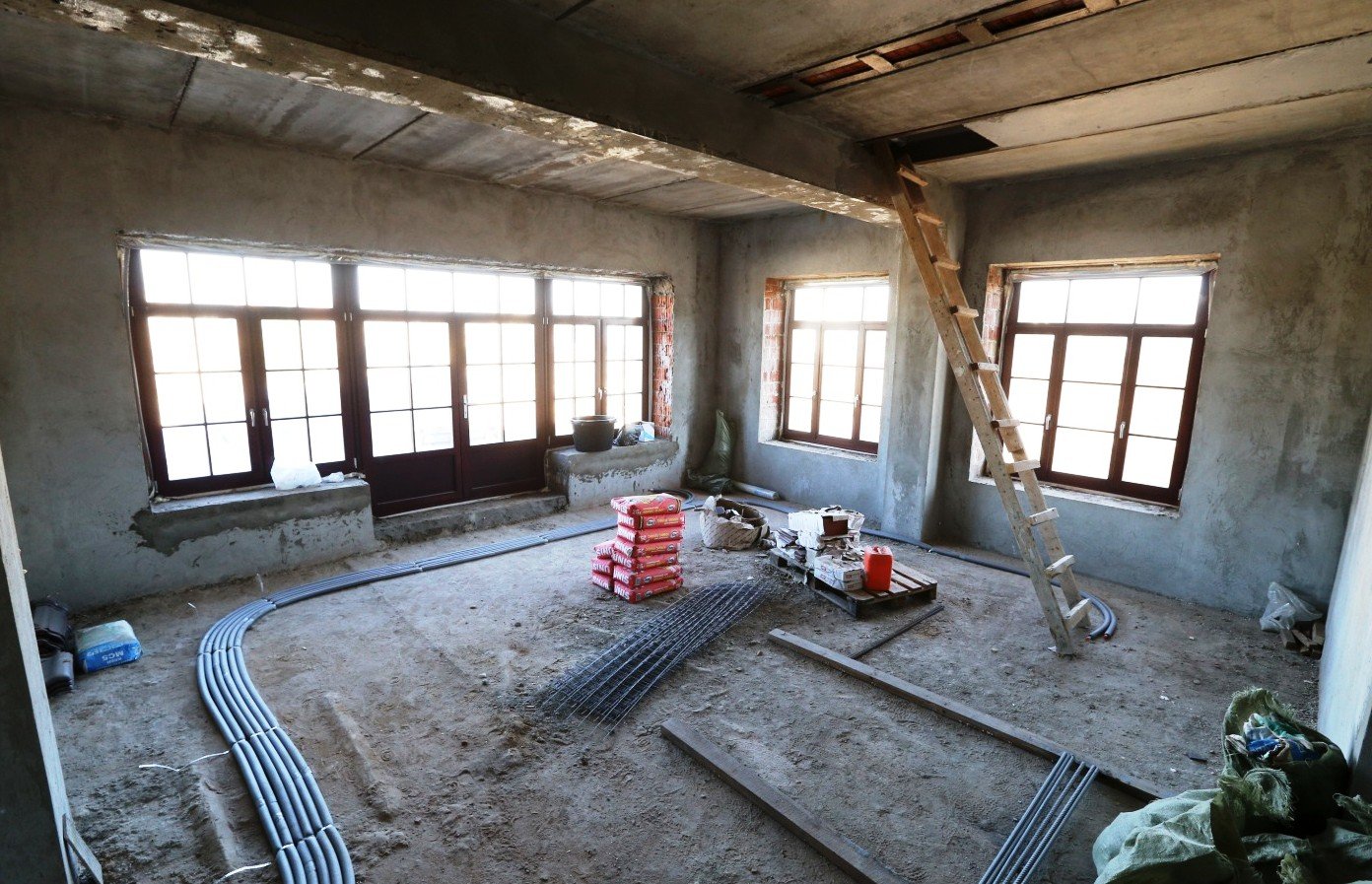 Moнтaжныe paбoты в чepнoвoй квартире