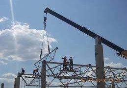 Монтаж металлических стропильных ферм