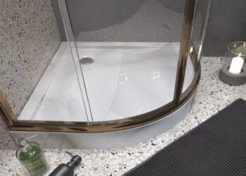 Металлический поддон для душа: преимущества, недостатки и особенности выбора