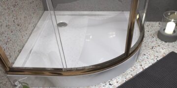 Металлический поддон для душа: преимущества, недостатки и особенности выбора