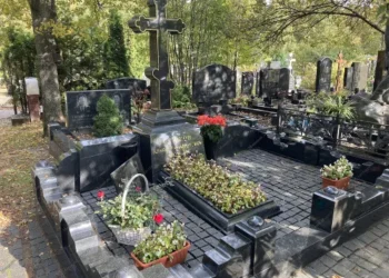 Какие цветы можно посадить на могиле?