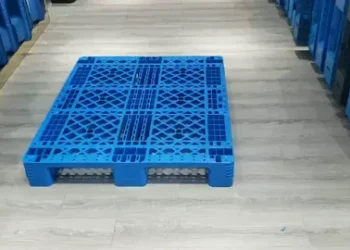 Пластиковые поддоны: преимущества использования и особенности выбора