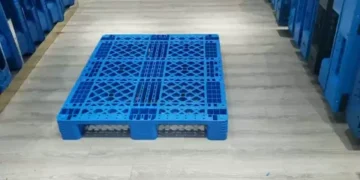 Пластиковые поддоны: преимущества использования и особенности выбора