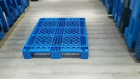 Пластиковые поддоны: преимущества использования и особенности выбора