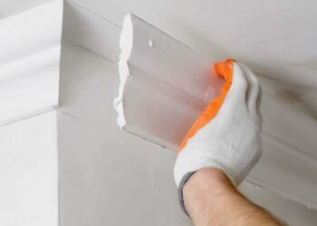 Потолочный плинтус: виды, материалы и особенности установки