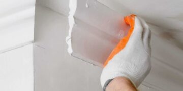 Потолочный плинтус: виды, материалы и особенности установки