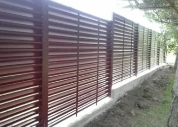 Преимущества использования жалюзийных заборов в современных интерьерах и экстерьерах