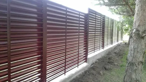 Преимущества использования жалюзийных заборов в современных интерьерах и экстерьерах