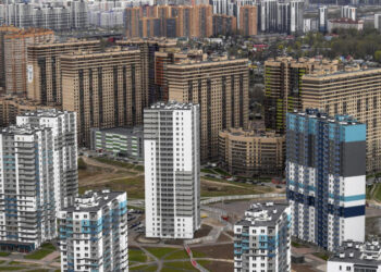 Продажи петербургских новостроек упали в I полугодии на треть