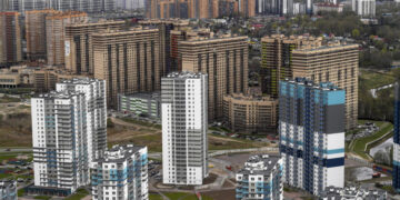 Продажи петербургских новостроек упали в I полугодии на треть