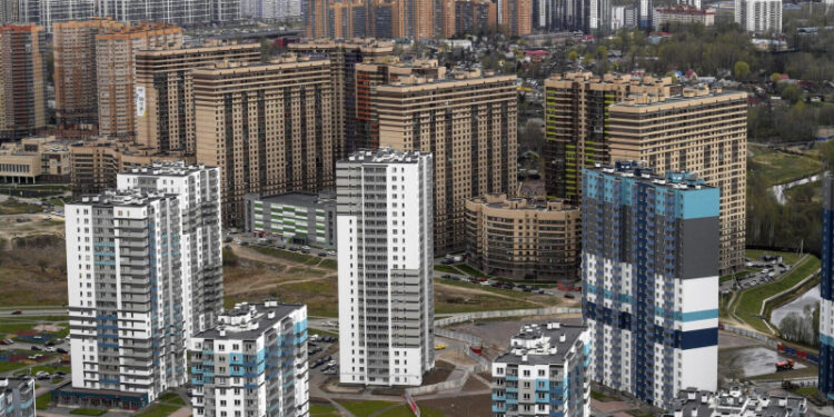 Продажи петербургских новостроек упали в I полугодии на треть