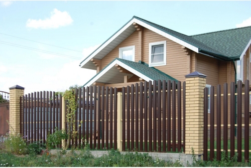 Установка забора из евроштакетника