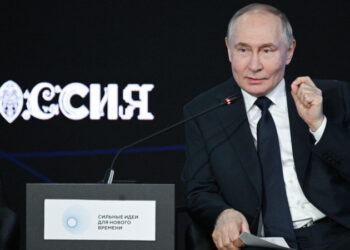 Путин потребовал не уничтожать лесопосадки ради строительства коттеджей