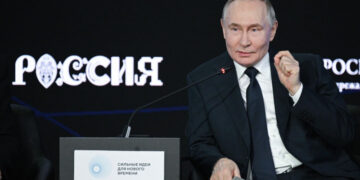 Путин потребовал не уничтожать лесопосадки ради строительства коттеджей