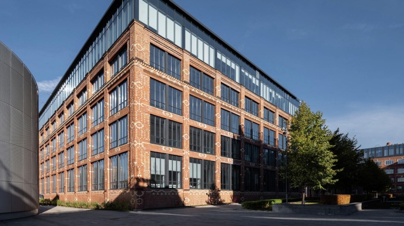 Сбербанк получил часть делового комплекса "Большевик" в Москве