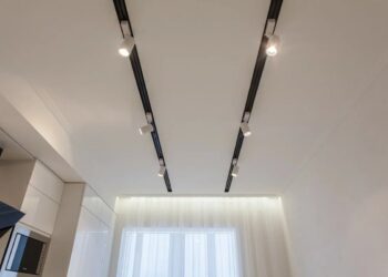 В чем особенность натяжного потолка со Slott системой на кухне