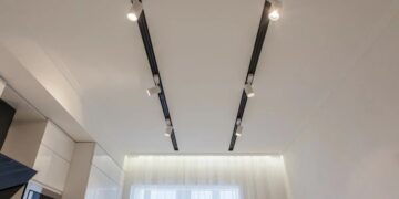 В чем особенность натяжного потолка со Slott системой на кухне