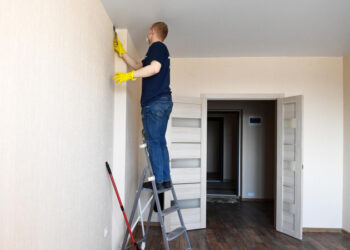 Строители рассказали, чем грозят привычные для ремонта материалы