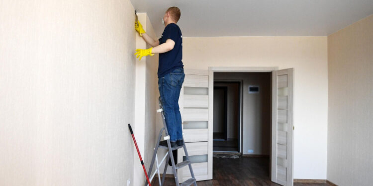 Строители рассказали, чем грозят привычные для ремонта материалы