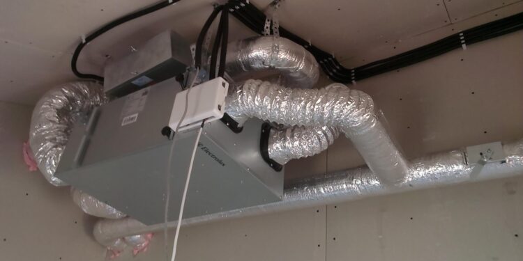 Установка эффективной приточно-вытяжной вентиляции: ключевые аспекты монтажа и рекомендации для обеспечения комфортного микроклимата в помещении