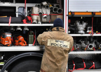 В Москве 15 рабочих находятся на верхних этажах загоревшегося дома