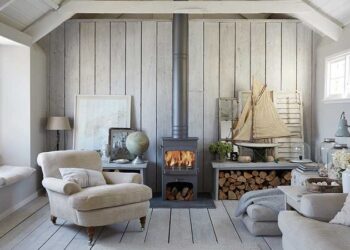 Покраска деревянного дома внутри: для чего она нужна