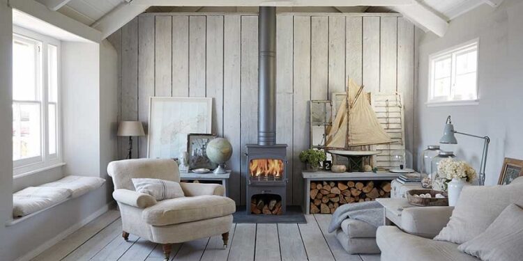 Покраска деревянного дома внутри: для чего она нужна