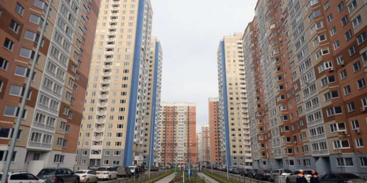 Ввод жилья в России в I полугодии снизился на 2%